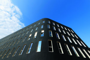 Acteur historique de la peinture professionnelle et marque référente du secteur, SEIGNEURIE® revendique également, depuis plus de 50 ans, un savoir-faire reconnu en façade comme en Isolation Thermique par l’Extérieur (ITE). Comptant à son actif plusieurs millions de m2 de références sur l’Hexagone, l’expertise ITE SEIGNEURIE® s’est imposée notamment grâce à des systèmes complets alliant hautes performances thermiques et résistance au feu.