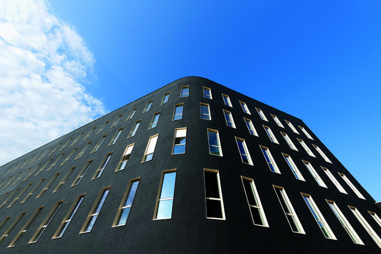 Acteur historique de la peinture professionnelle et marque référente du secteur, SEIGNEURIE® revendique également, depuis plus de 50 ans, un savoir-faire reconnu en façade comme en Isolation Thermique par l’Extérieur (ITE). Comptant à son actif plusieurs millions de m2 de références sur l’Hexagone, l’expertise ITE SEIGNEURIE® s’est imposée notamment grâce à des systèmes complets alliant hautes performances thermiques et résistance au feu.