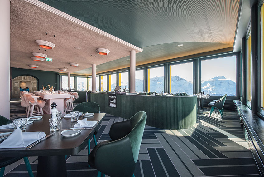 L’expertise de Forbo Flooring est reconnue de longue date dans le secteur hôtelier, qui bénéficie de ses solutions associant résistance, esthétique et facilité d’entretien. Des halls d’entrée aux chambres, en passant par les couloirs, les espaces de loisirs, de détente et de restauration, ses revêtements répondent aux exigences des différentes zones d’un établissement. À l’occasion du salon Equip’Hôtel 2026, du 2 au 5 novembre prochains, Forbo Flooring invite les professionnels de l’hôtellerie à découvrir comment le revêtement de sol façonne le confort des occupants, l’ambiance des espaces et la qualité de l’expérience client. Sur son stand immersif de 30 m², imaginé par le Studio Versavel, Forbo Flooring mettra notamment en scène deux références : Flotex, revêtement floqué personnalisable, et Allura decibel, LVT acoustique associant performances techniques et diversité des décors.
